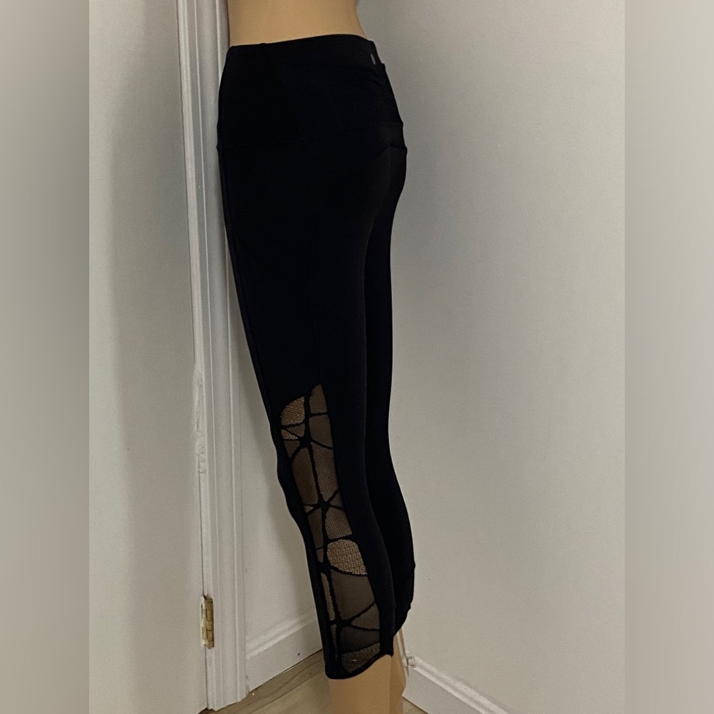 Cropped lululemons with lace panels on legs, side pockets and lace butt pockets